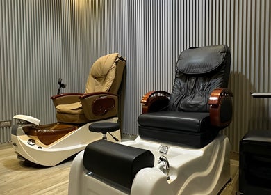 BRILLIANT STYLES GENTS SALON plush pedicure chairs offering relaxation in Dubai, Al Barsha 1. دبي, AE