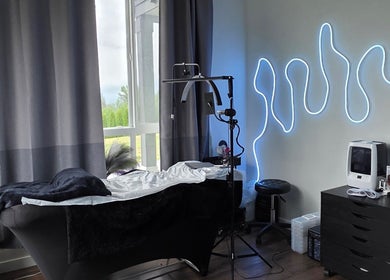 Relaxing beauty lounge at LooksbyLew - Mobile Services, Maple Ridge, BC, CA with cozy bed and modern decor.