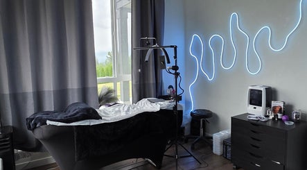 Relaxing beauty lounge at LooksbyLew - Mobile Services, Maple Ridge, BC, CA with cozy bed and modern decor.