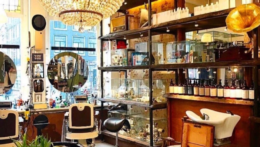 DISTRICT BARBER, bilde 1