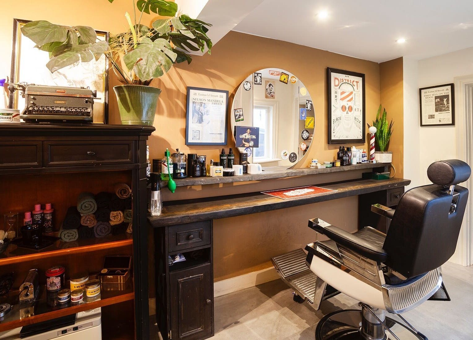 District Barber in Amsterdam, Noord-Holland met vintage stoel en verzorgde inrichting.