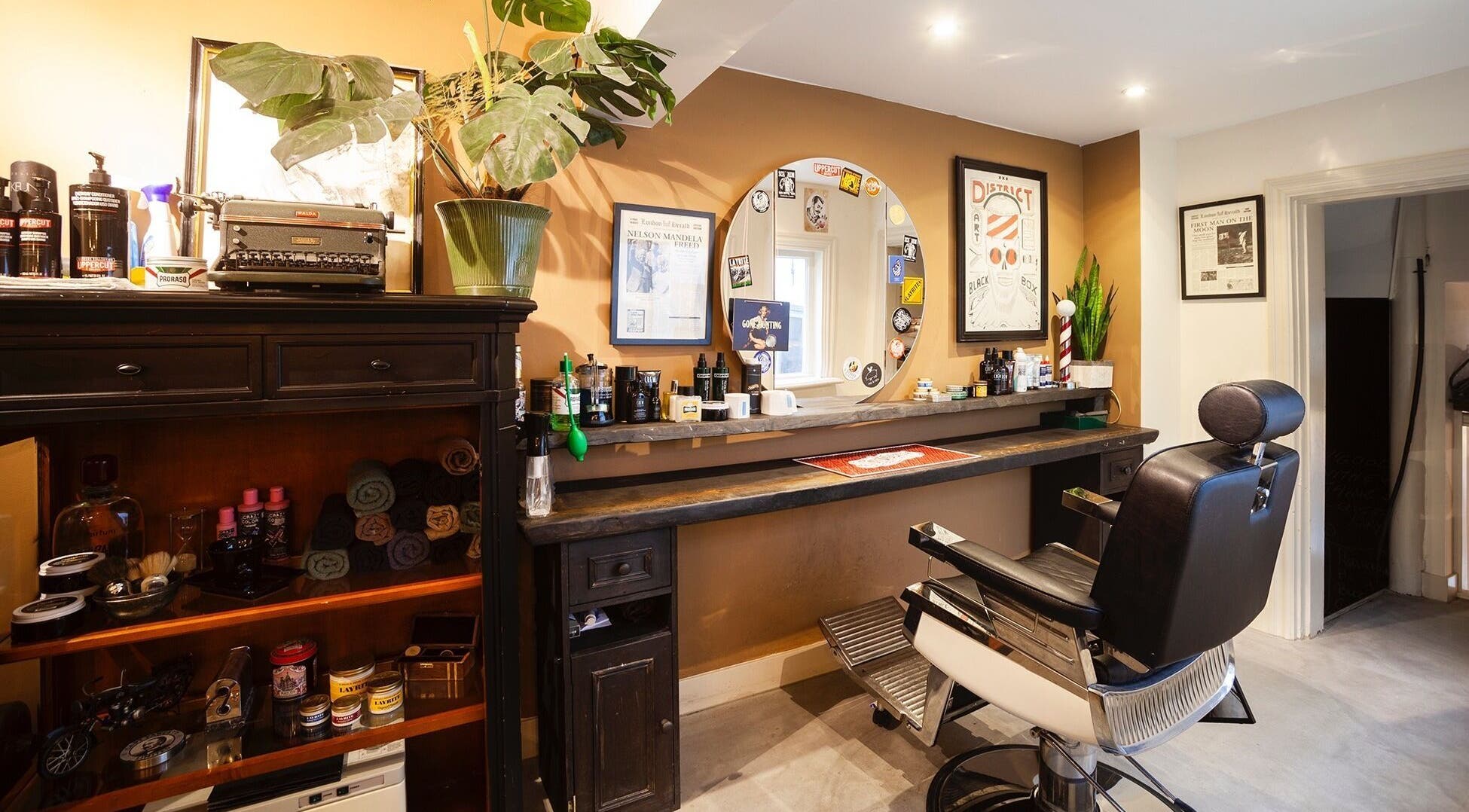 District Barber in Amsterdam, Noord-Holland met vintage stoel en verzorgde inrichting.