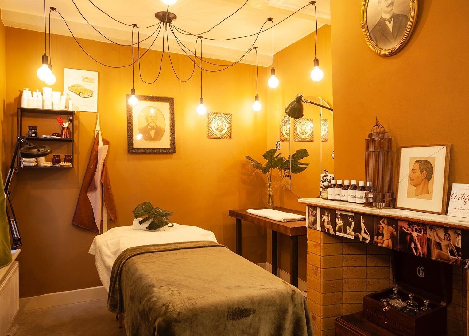 Rustieke, sfeervolle salon bij DISTRICT BARBER, Amsterdam, Noord-Holland, NL. Ontspannende ambiance met warme tinten.