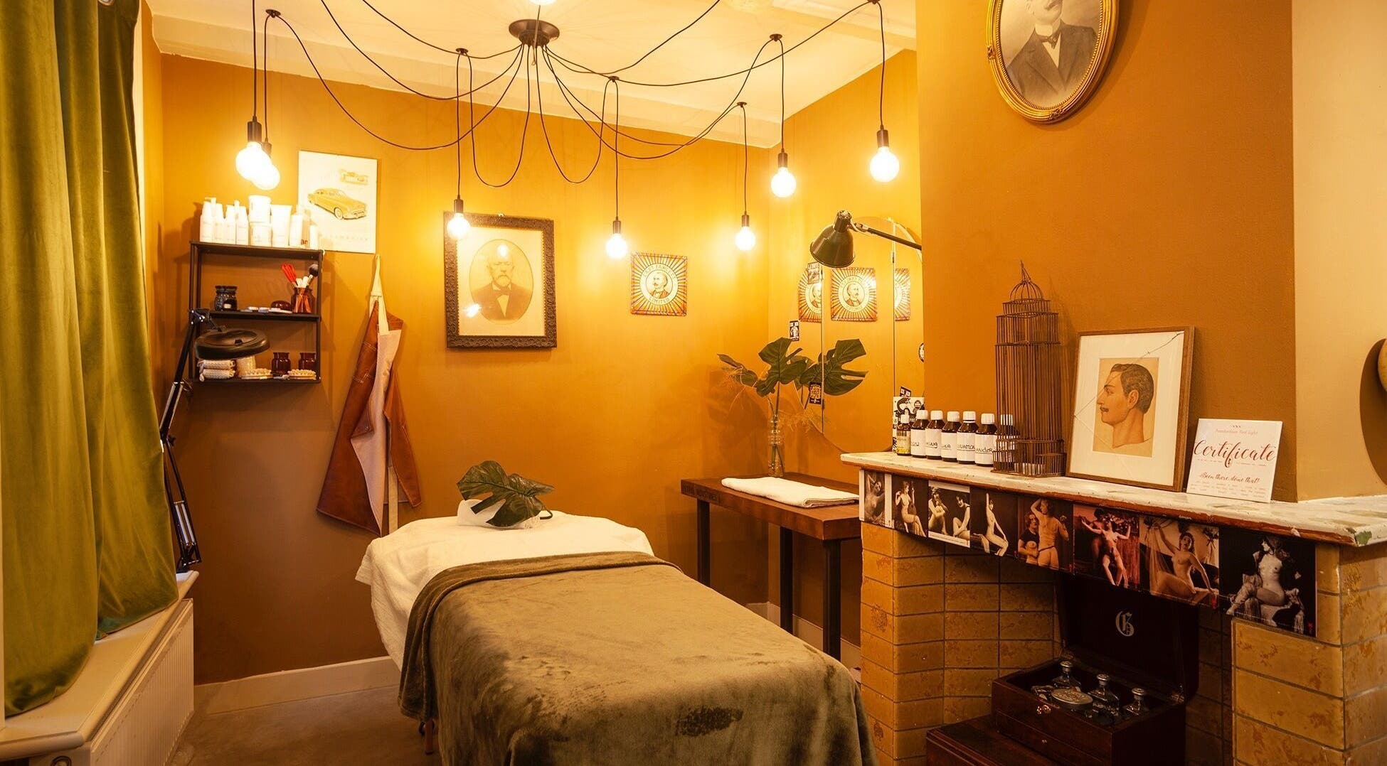 Rustieke, sfeervolle salon bij DISTRICT BARBER, Amsterdam, Noord-Holland, NL. Ontspannende ambiance met warme tinten.