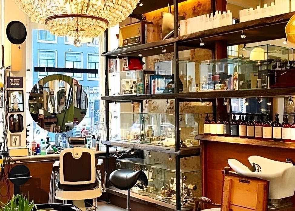 Stijlvol interieur van DISTRICT BARBER in Amsterdam, Noord-Holland, NL met vintage en moderne accenten.