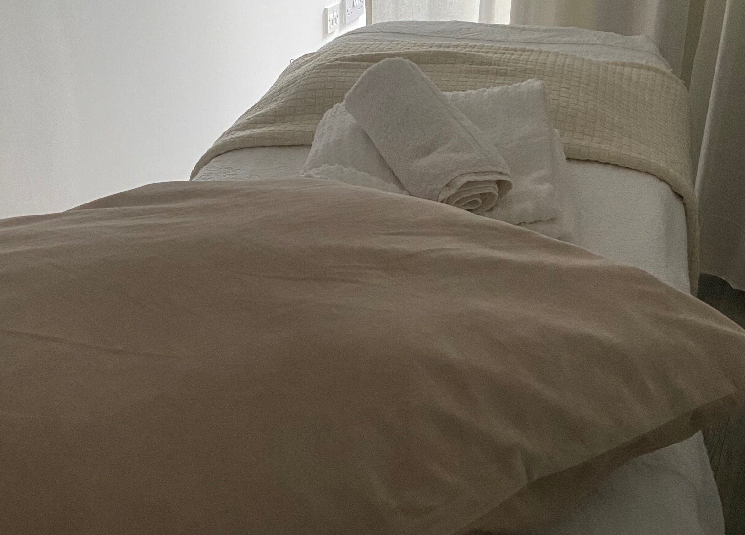 Relaxing treatment bed at Asma Docrat London (London Fields | Shoreditch) in London, England, GB. Perfect for wellness.