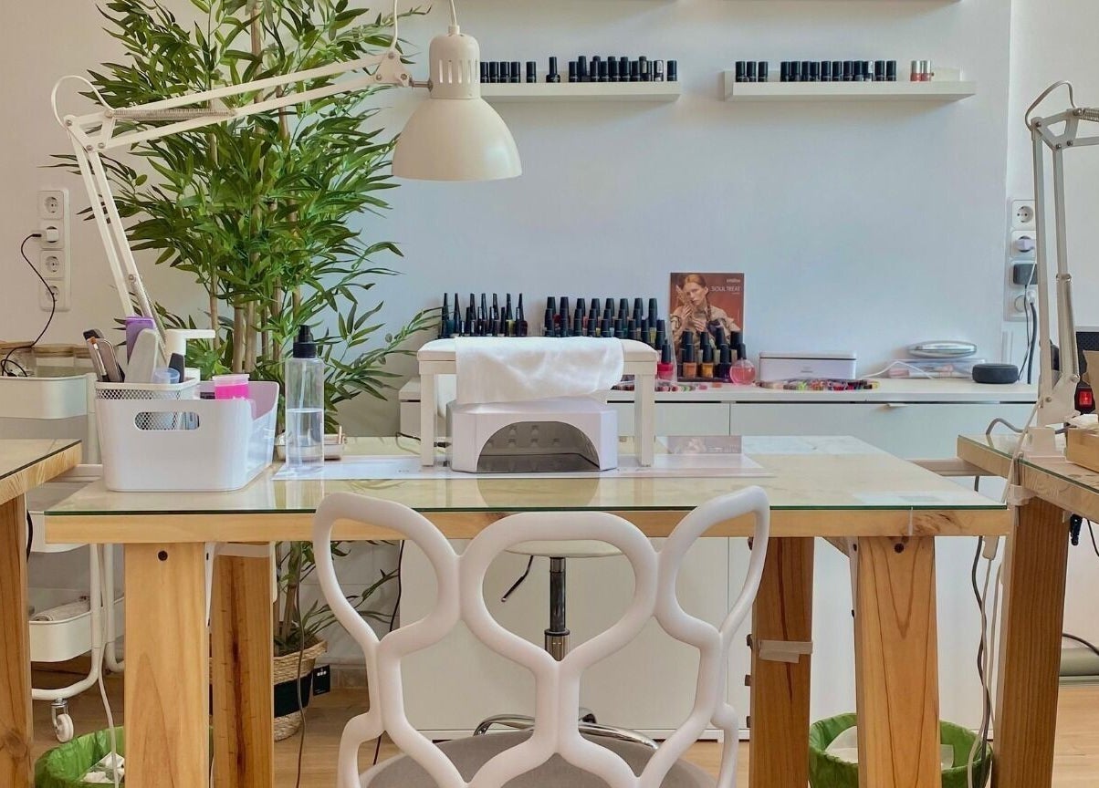 Estación de manicura en Kanu Nail Spa Tres Olivos Montecarmelo, Madrid, Comunidad de Madrid, ES, con lámpara blanca.