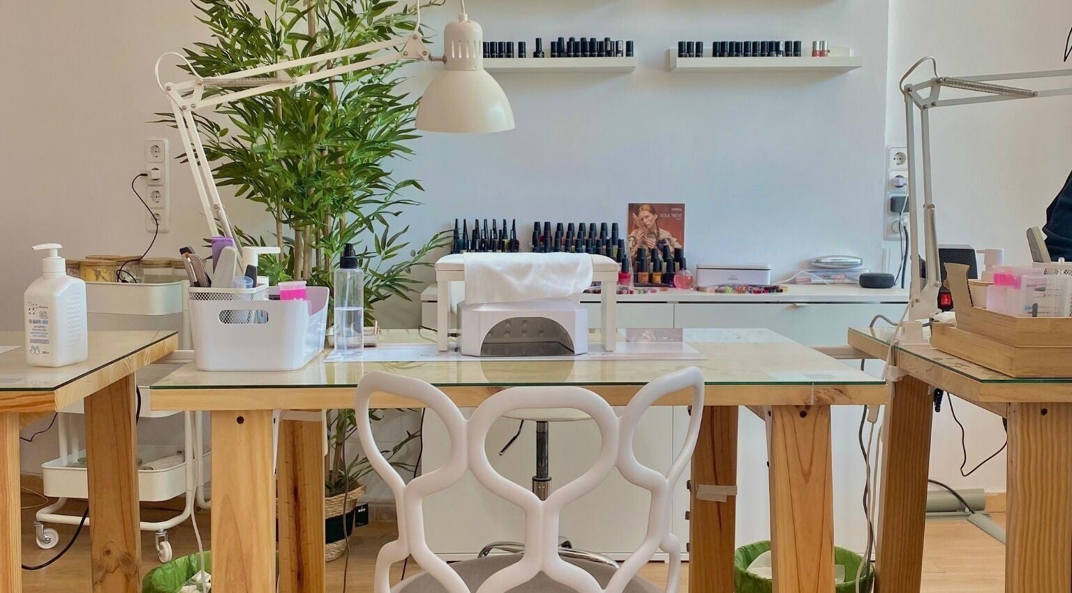 Estación de manicura en Kanu Nail Spa Tres Olivos Montecarmelo, Madrid, Comunidad de Madrid, ES, con lámpara blanca.