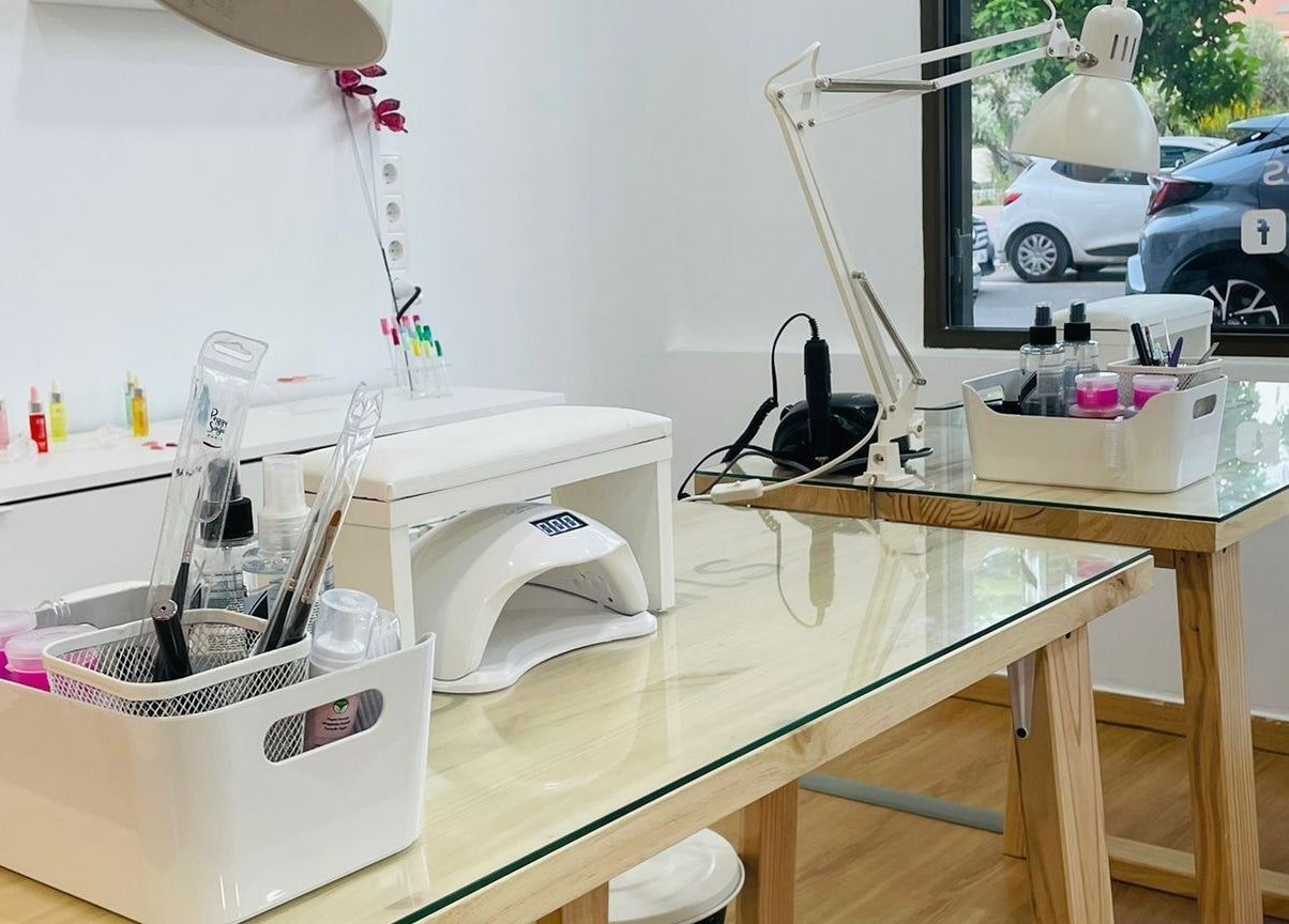 Interior de Kanu Nail Spa Tres Olivos Montecarmelo en Madrid, Comunidad de Madrid, ES, mostrando estación de manicura.