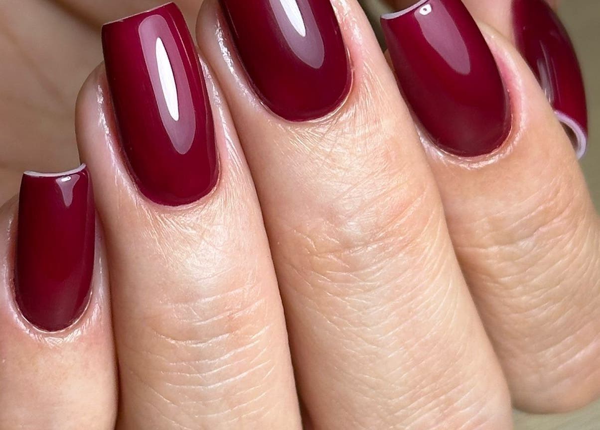 Unhas elegantes com esmalte vinho no Gloss Nail Boss - Grafton Street, Dublin, County Dublin, IE.