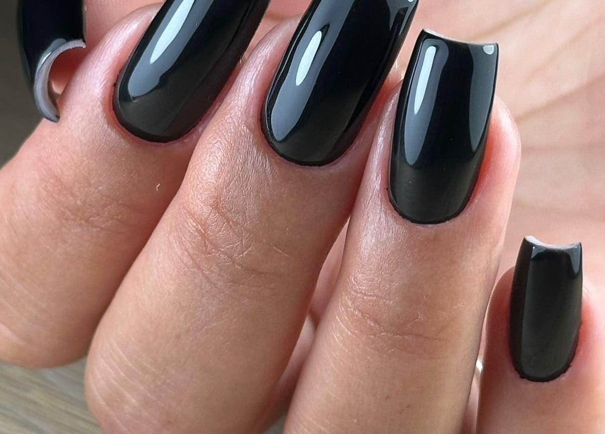 Unhas elegantes em preto no Gloss Nail Boss - Grafton Street, Dublin, County Dublin, IE.