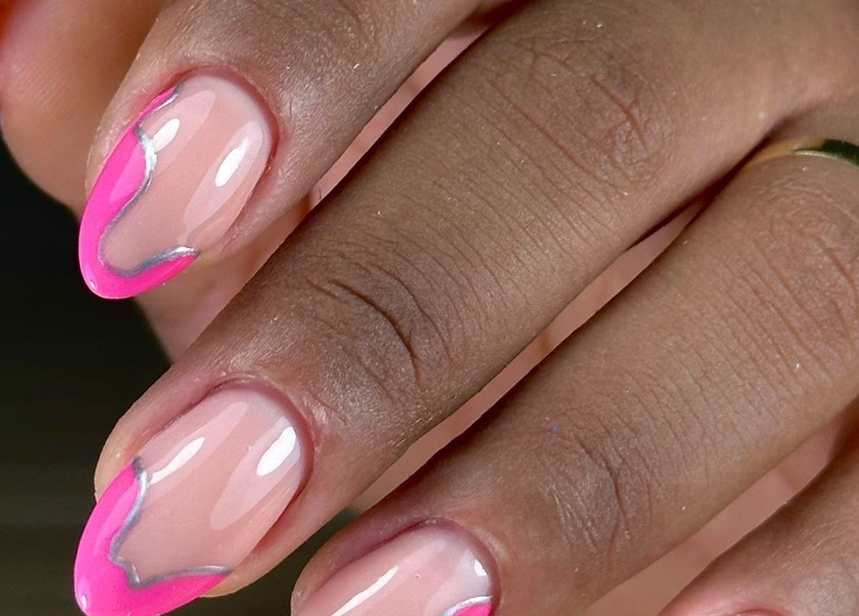 Unhas com design rosa elegante no Gloss Nail Boss - Grafton Street, Dublin, County Dublin, IE.