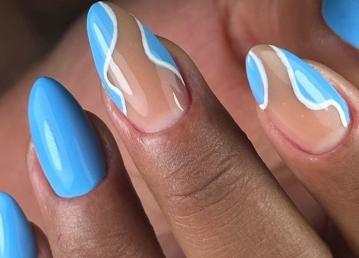 Designs em azul brilhante nas unhas no Gloss Nail Boss - Grafton Street, Dublin, County Dublin, IE.