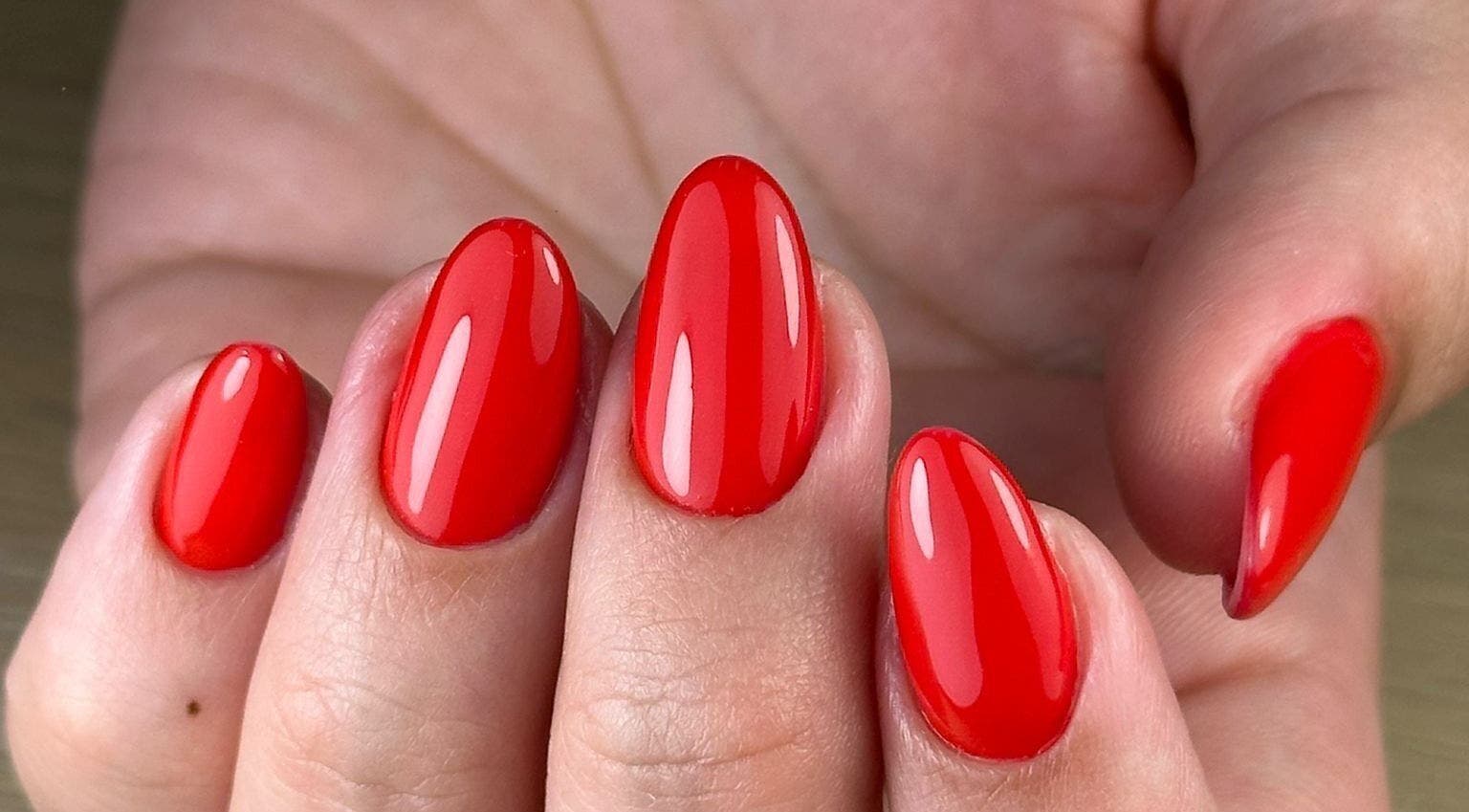 Unhas vermelhas esmaltadas no Gloss Nail Boss - Henry Street, Dublin, County Dublin, IE.