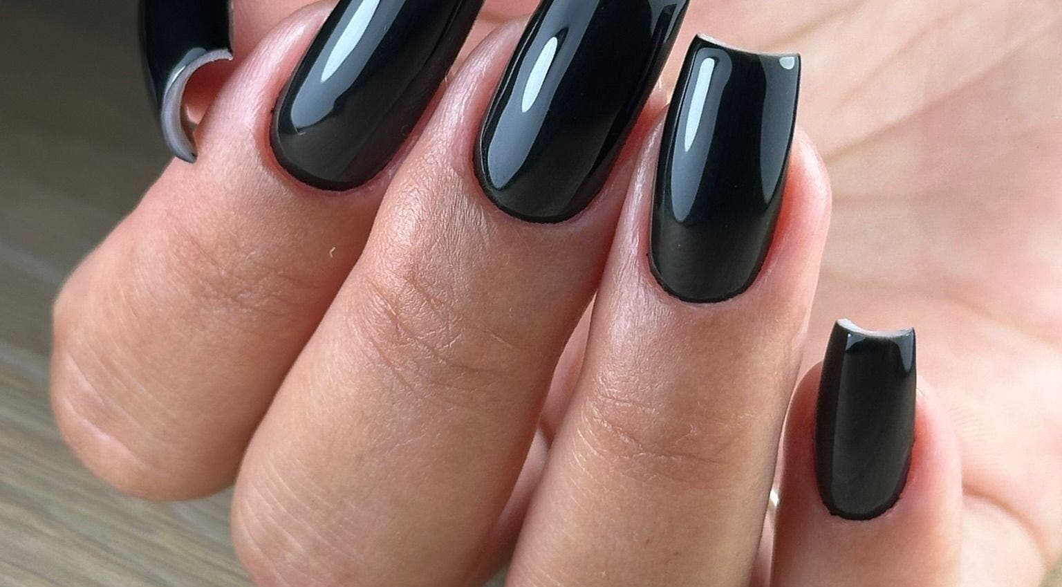 Unhas pretas com brilho no Gloss Nail Boss - Henry Street, Dublin, County Dublin, IE.