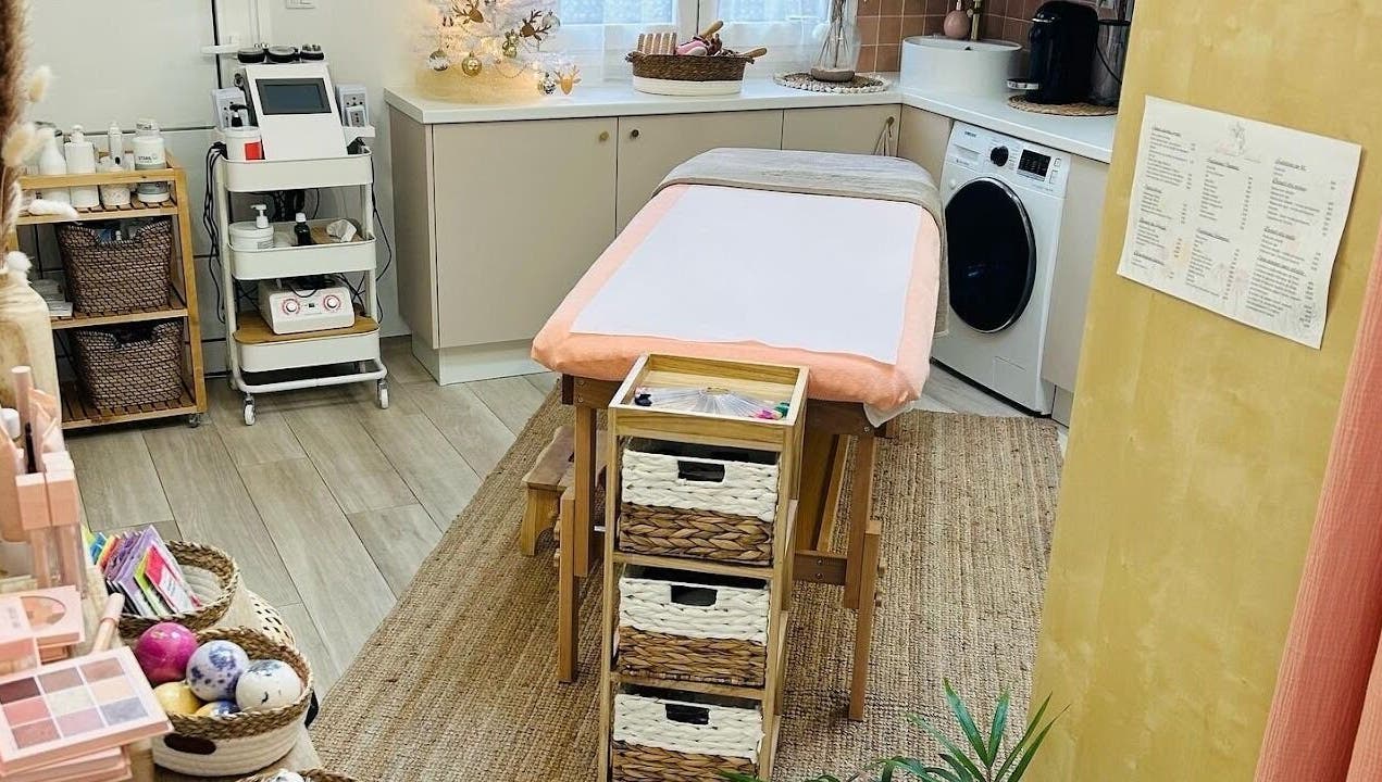 Table de soin élégante à Élégance Beauté, Pontault-Combault, Île-de-France, FR, offrant une ambiance relaxante.