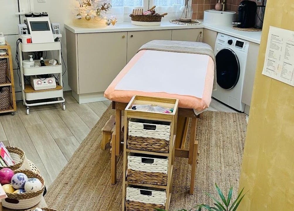 Table de soin élégante à Élégance Beauté, Pontault-Combault, Île-de-France, FR, offrant une ambiance relaxante.