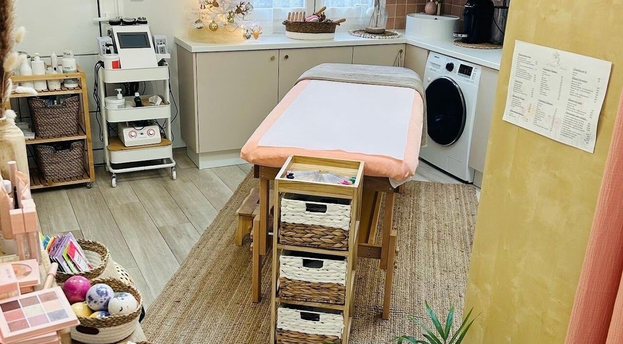 Table de soin élégante à Élégance Beauté, Pontault-Combault, Île-de-France, FR, offrant une ambiance relaxante.