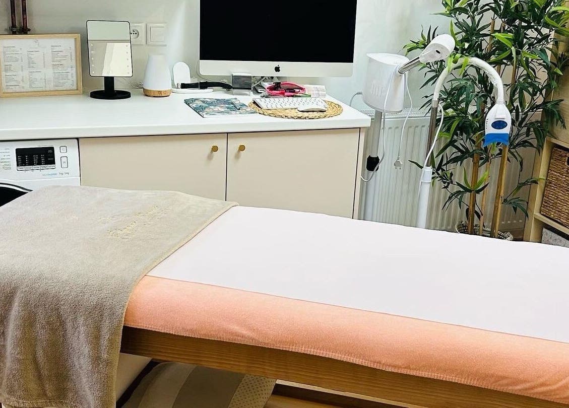 Table de soins élégante à Élégance Beauté, Pontault-Combault, Île-de-France, FR, offrant une ambiance sereine.