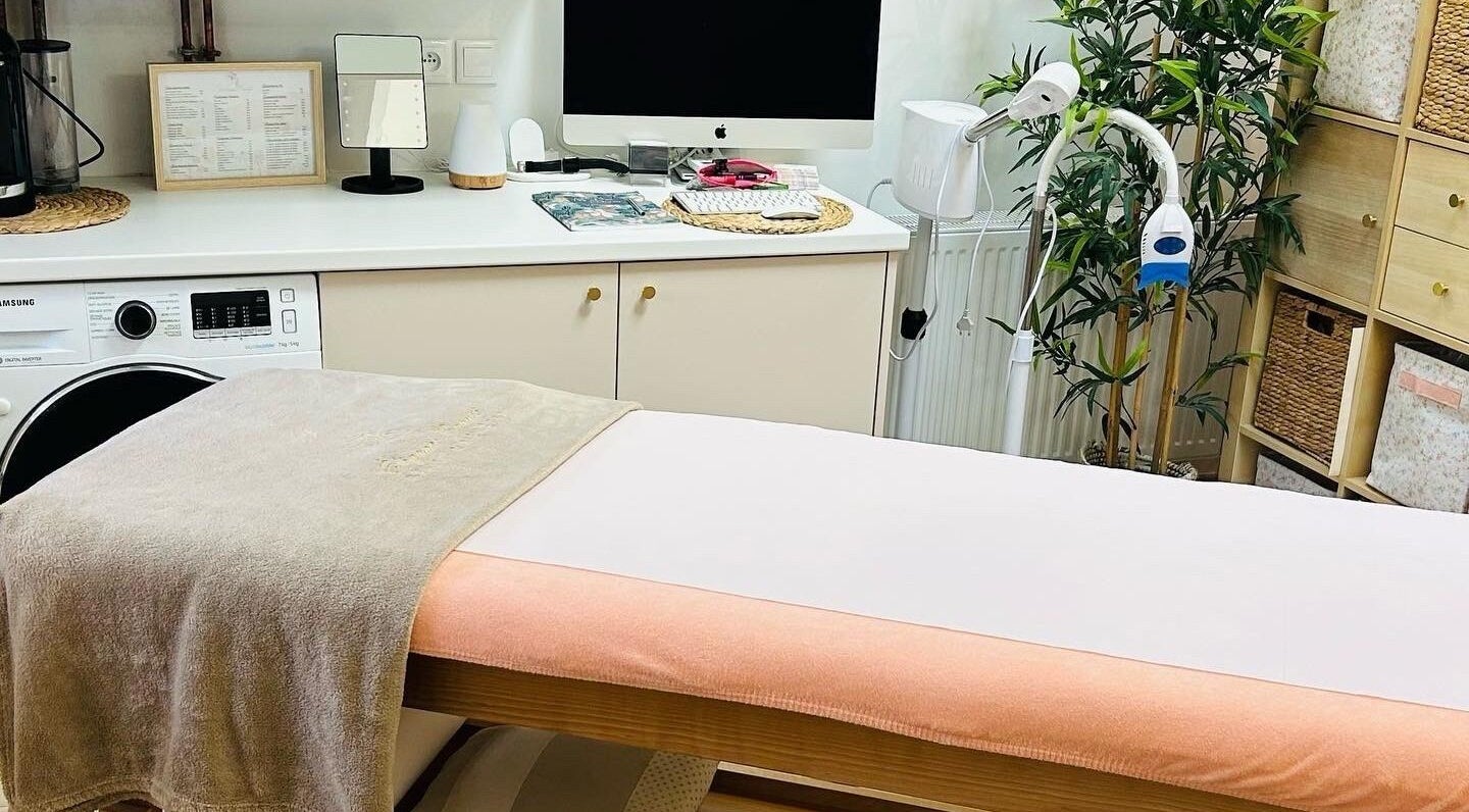 Table de soins élégante à Élégance Beauté, Pontault-Combault, Île-de-France, FR, offrant une ambiance sereine.