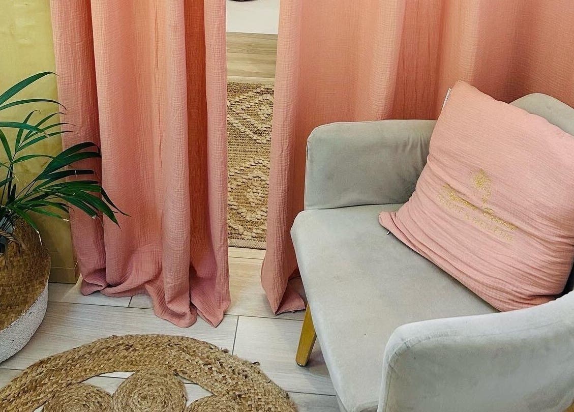 Salon accueillant à Élégance Beauté, Pontault-Combault, Île-de-France, FR. Décor apaisant avec fauteuil et plante.