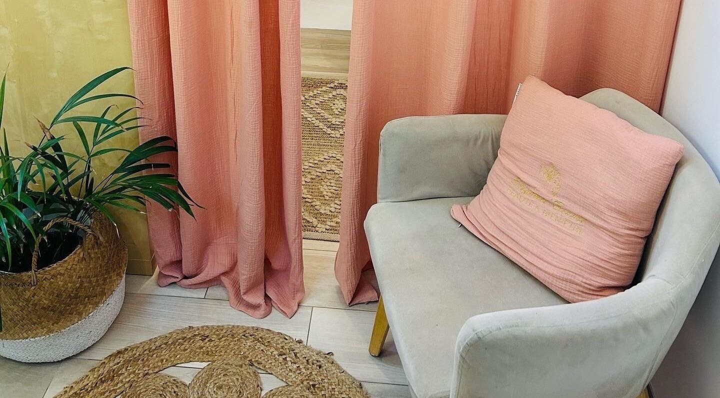 Salon accueillant à Élégance Beauté, Pontault-Combault, Île-de-France, FR. Décor apaisant avec fauteuil et plante.