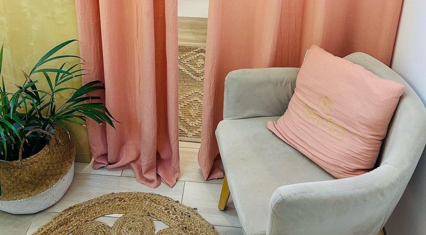 Salon accueillant à Élégance Beauté, Pontault-Combault, Île-de-France, FR. Décor apaisant avec fauteuil et plante.