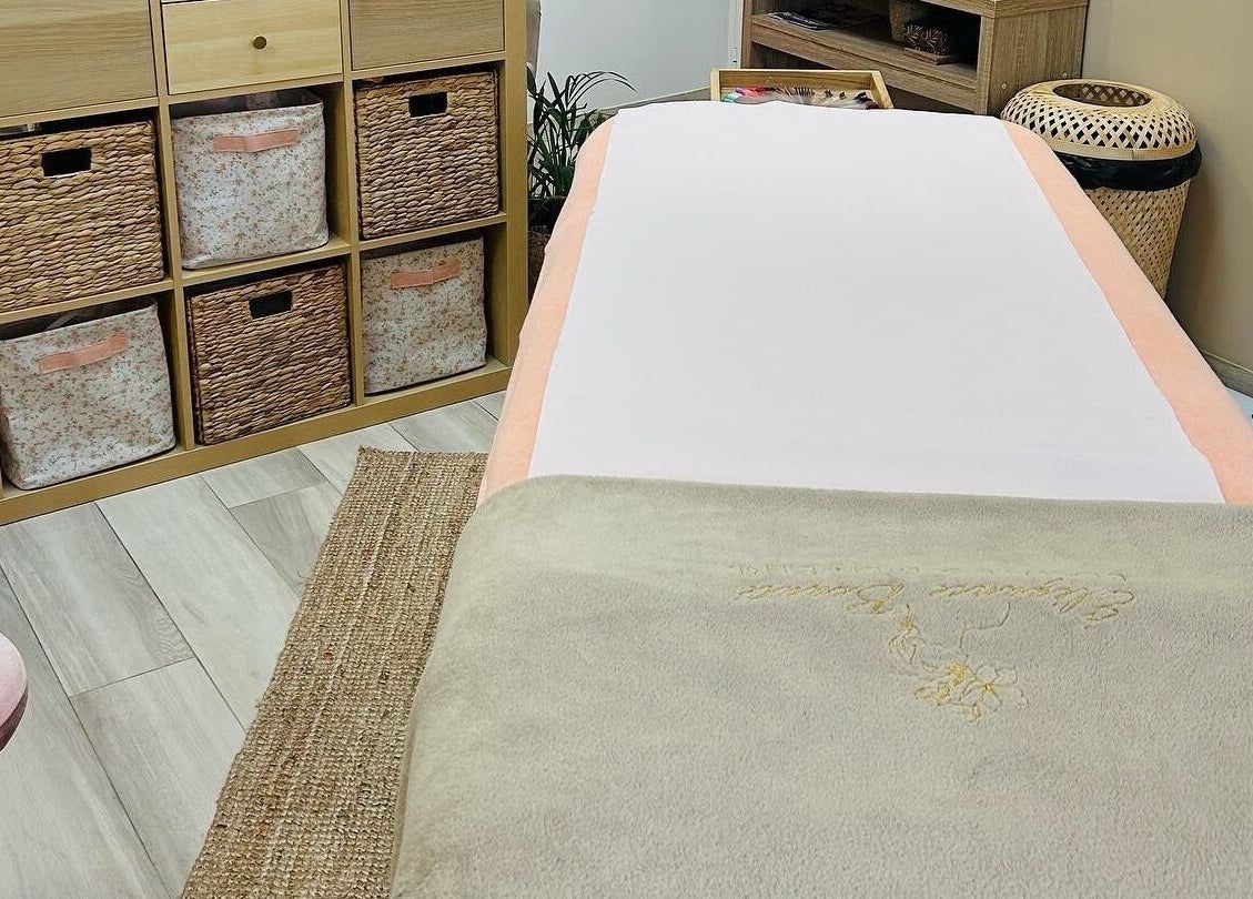 Salle de soin Élégance Beauté à Pontault-Combault, Île-de-France, FR avec lit de massage et rangement.