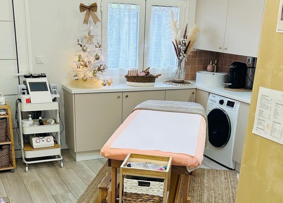 Salle de soins Élégance Beauté à Pontault-Combault, décorée pour les fêtes avec équipement moderne.
