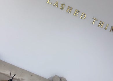 Stijlvolle bank bij Prettylashedthing, Haarlem, Noord-Holland, NL voor een luxe ervaring.