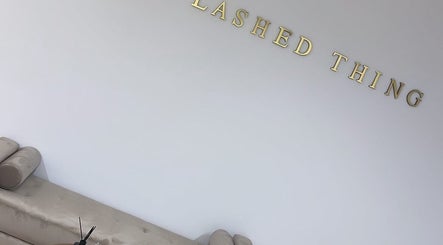 Stijlvolle bank bij Prettylashedthing, Haarlem, Noord-Holland, NL voor een luxe ervaring.