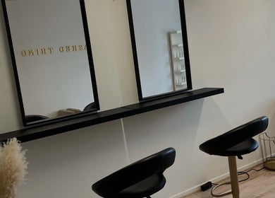 Moderne salonstoelen en spiegels bij Prettylashedthing, Haarlem, Noord-holland, NL.