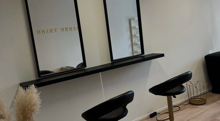 Moderne salonstoelen en spiegels bij Prettylashedthing, Haarlem, Noord-holland, NL.