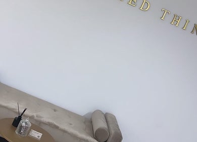 Luxe wachtruimte van Prettylashedthing in Haarlem, Noord-holland, NL met chique zitbank en stijlvolle decoratie.