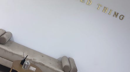 Luxe wachtruimte van Prettylashedthing in Haarlem, Noord-holland, NL met chique zitbank en stijlvolle decoratie.