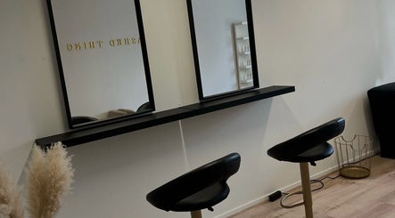 Chique spiegelruimte bij Prettylashedthing, Haarlem, Noord-holland, NL, met moderne zwarte stoelen.