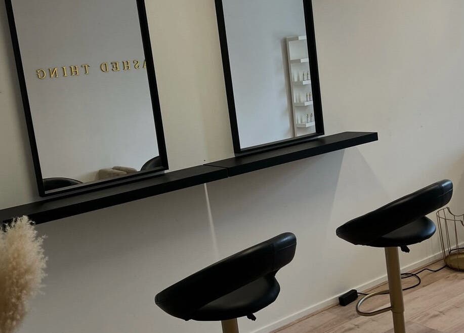 Stijlvolle spiegel met zwarte randen bij Prettylashedthing in Haarlem, Noord-holland, NL.