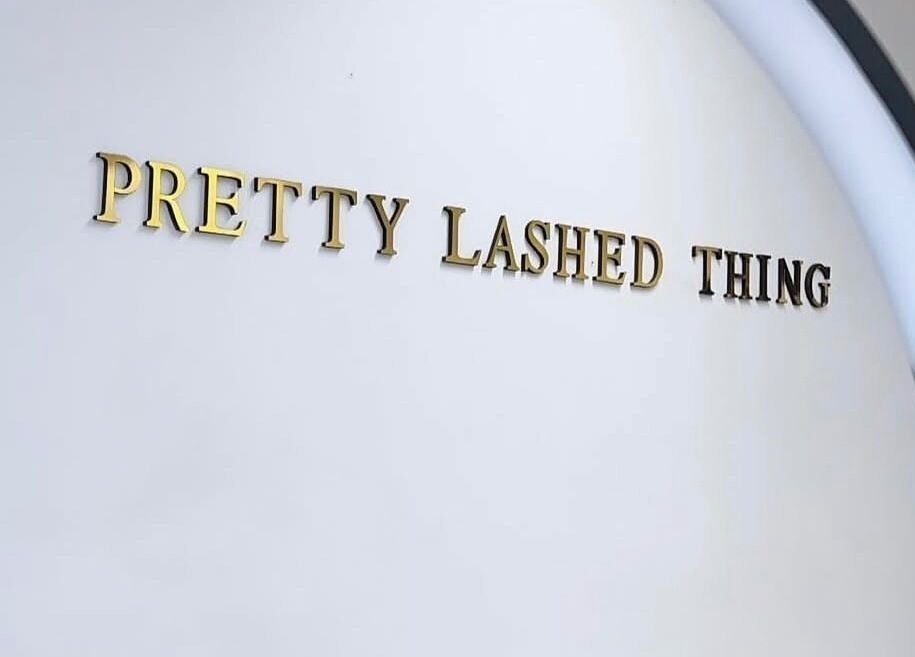 Elegante Prettylashedthing gevelbord in Haarlem, Noord-holland, NL.