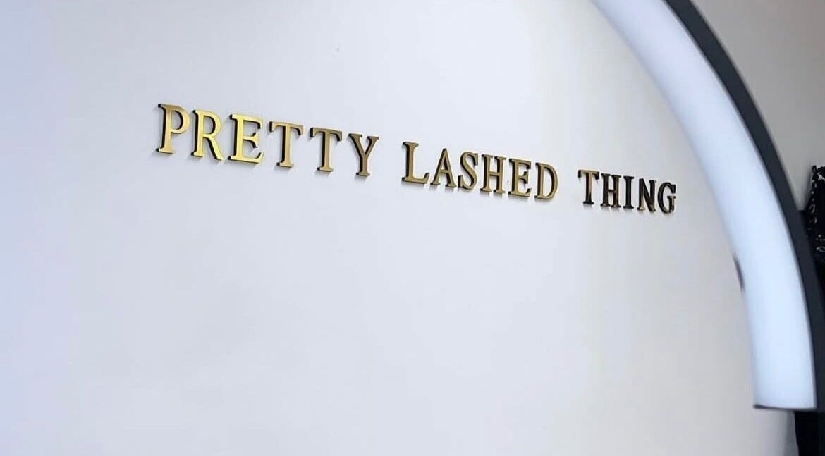 Elegante Prettylashedthing gevelbord in Haarlem, Noord-holland, NL.