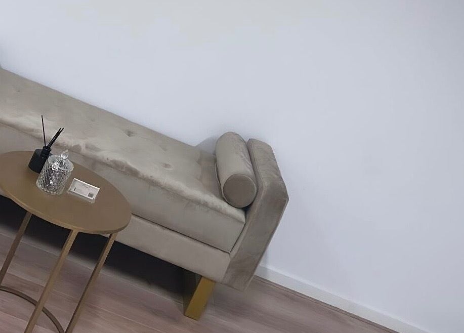 Stijlvolle wachtruimte bij Prettylashedthing, Haarlem, Noord-holland, NL met elegante bank en bijzettafel.