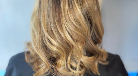 hình ảnh 3 của L.A Hair