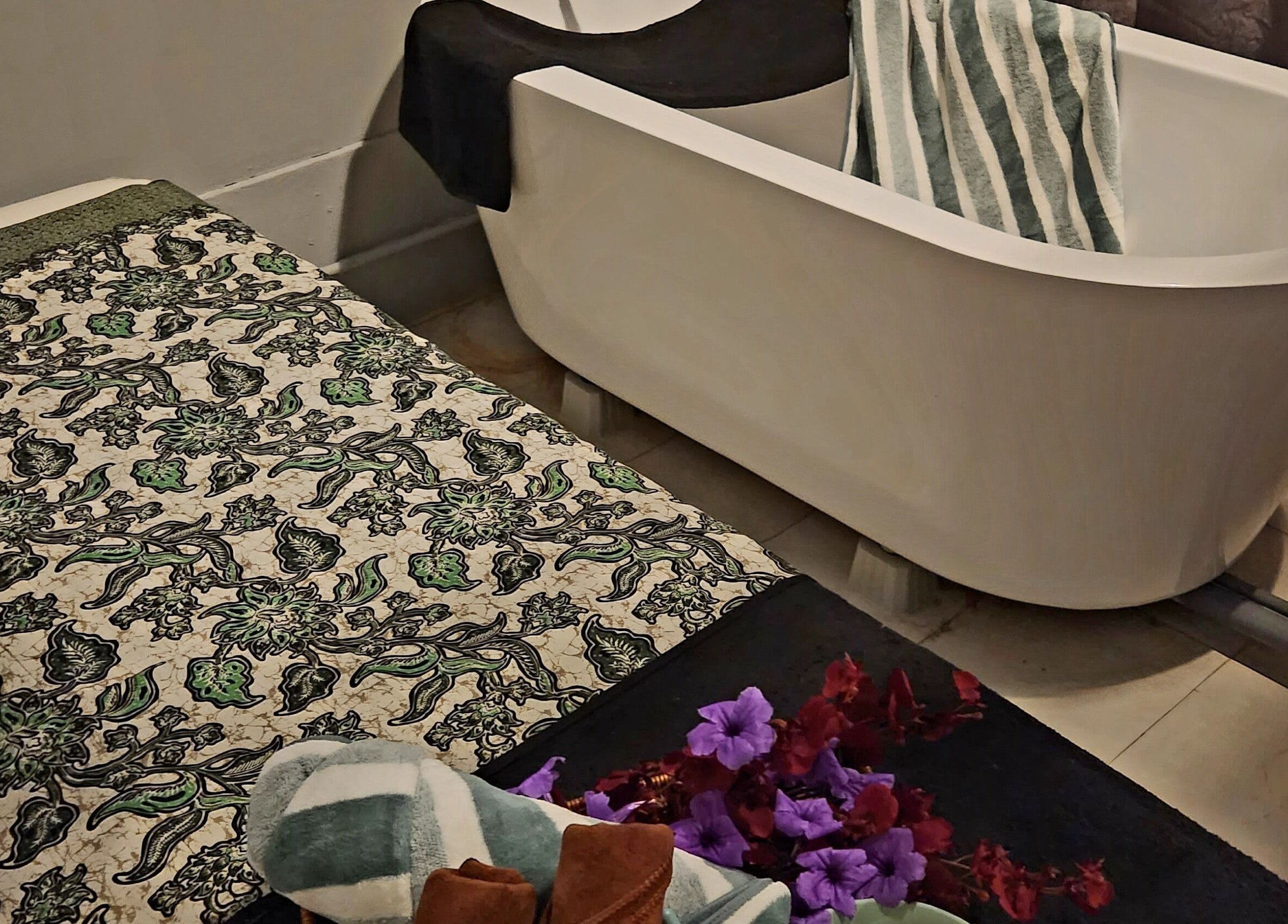 Relaxing tub and bed setting at LAWA LAWA SPA @Larkin Sentral, Johor Bahru, Johor, MY.