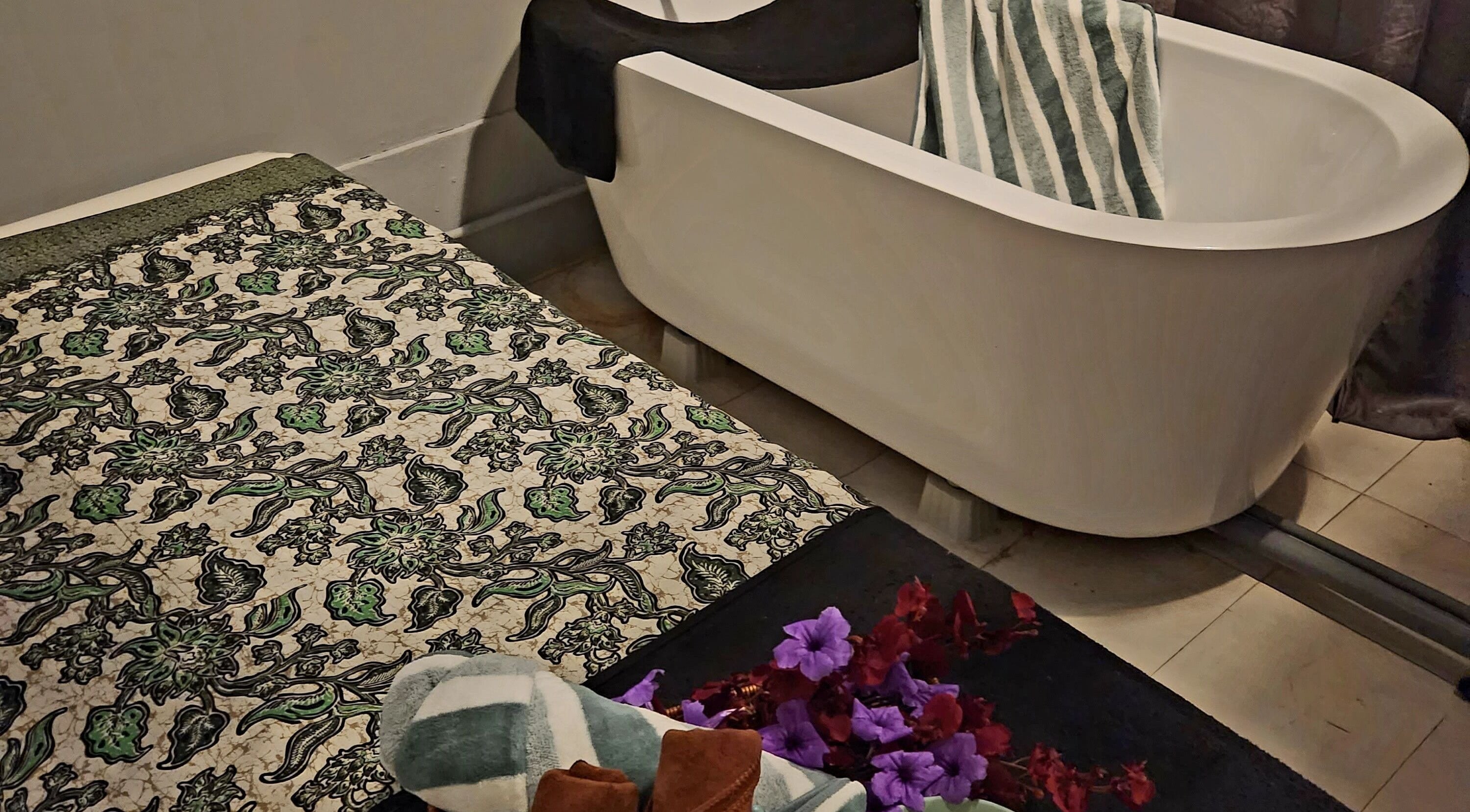 Relaxing tub and bed setting at LAWA LAWA SPA @Larkin Sentral, Johor Bahru, Johor, MY.