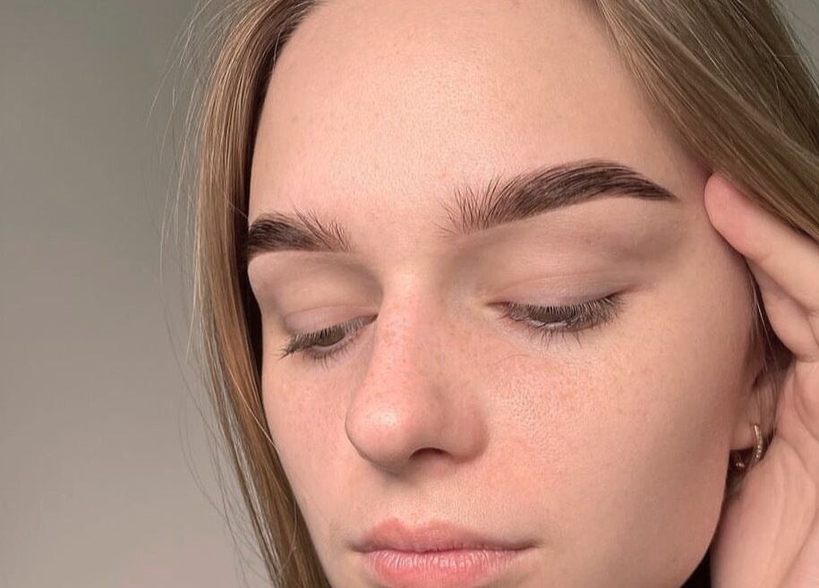 Sourcils soigneusement façonnés chez Clara M Lash & Brow artist à Longueuil, Québec, CA.