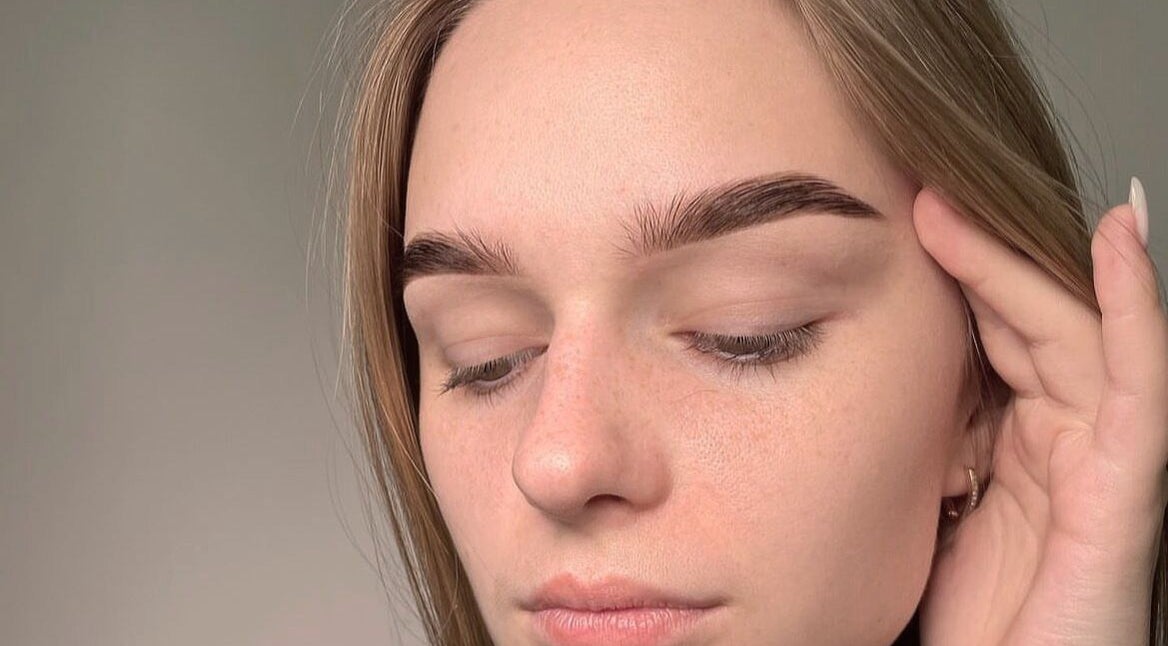 Sourcils soigneusement façonnés chez Clara M Lash & Brow artist à Longueuil, Québec, CA.