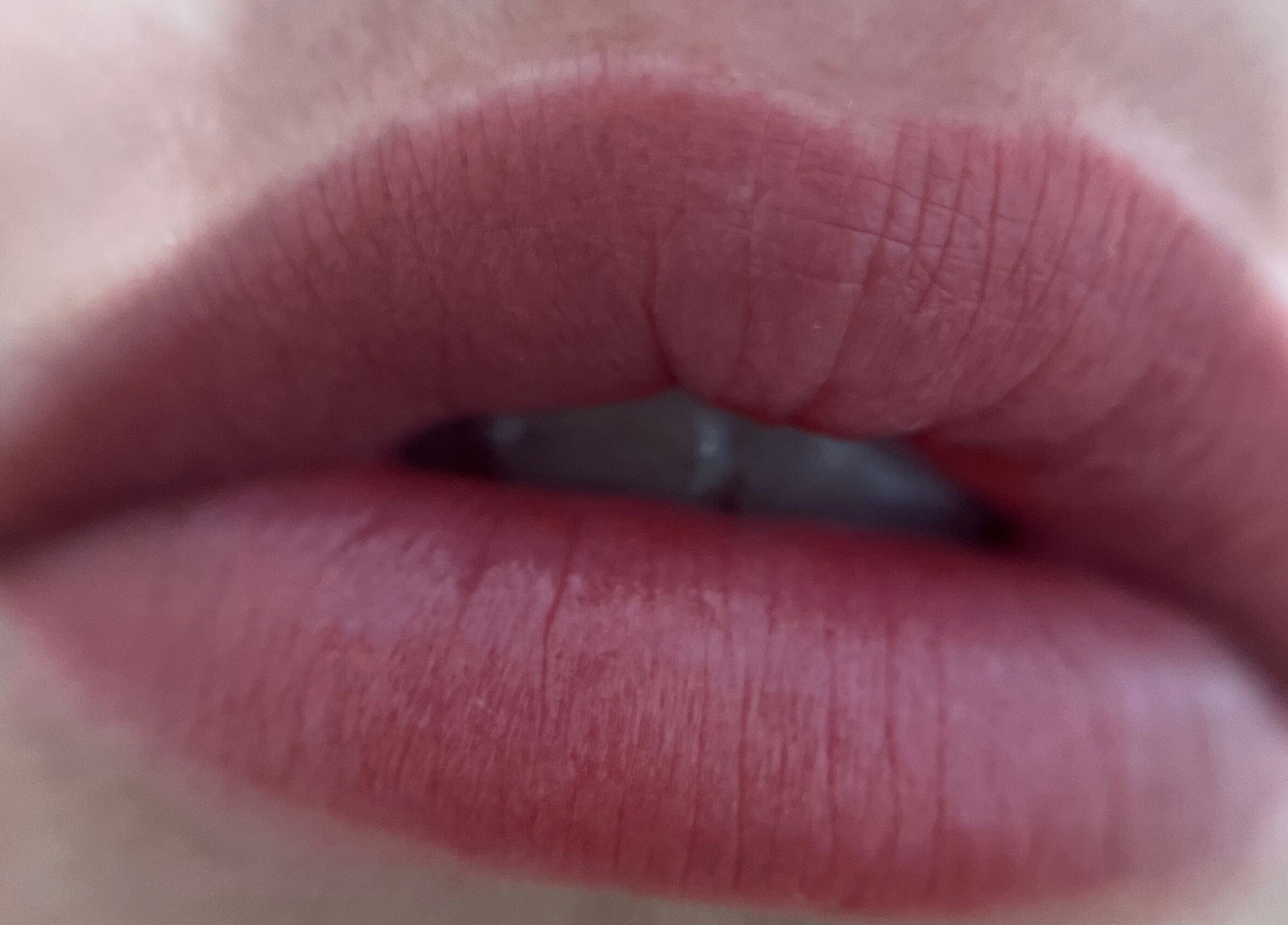 Des lèvres élégantes maquillées, travail de Clara M Lash & Brow artist à Longueuil, Québec, CA.