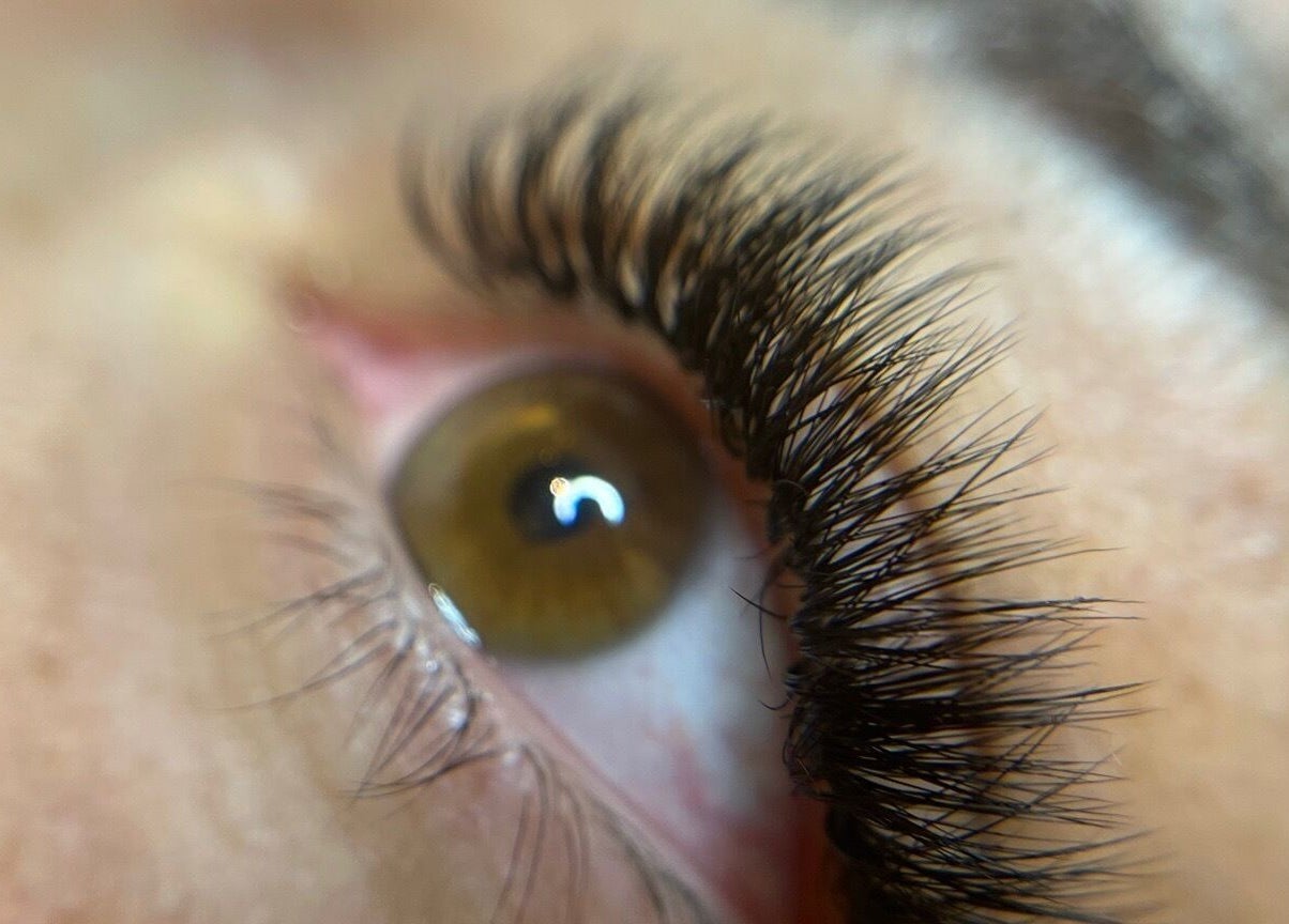 Extension de cils réalisée par Clara M Lash & Brow, Longueuil, Québec, CA, mettant en valeur un œil brun.