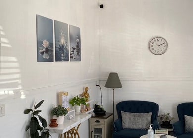 Tranquil waiting area at Organic Thai Massage, Spa and Facial in Torrance, California, US with cozy seating.