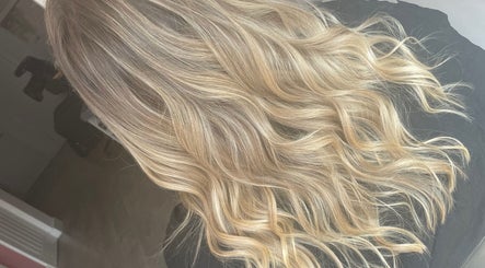 hình ảnh 2 của Emily Sinclair Hair