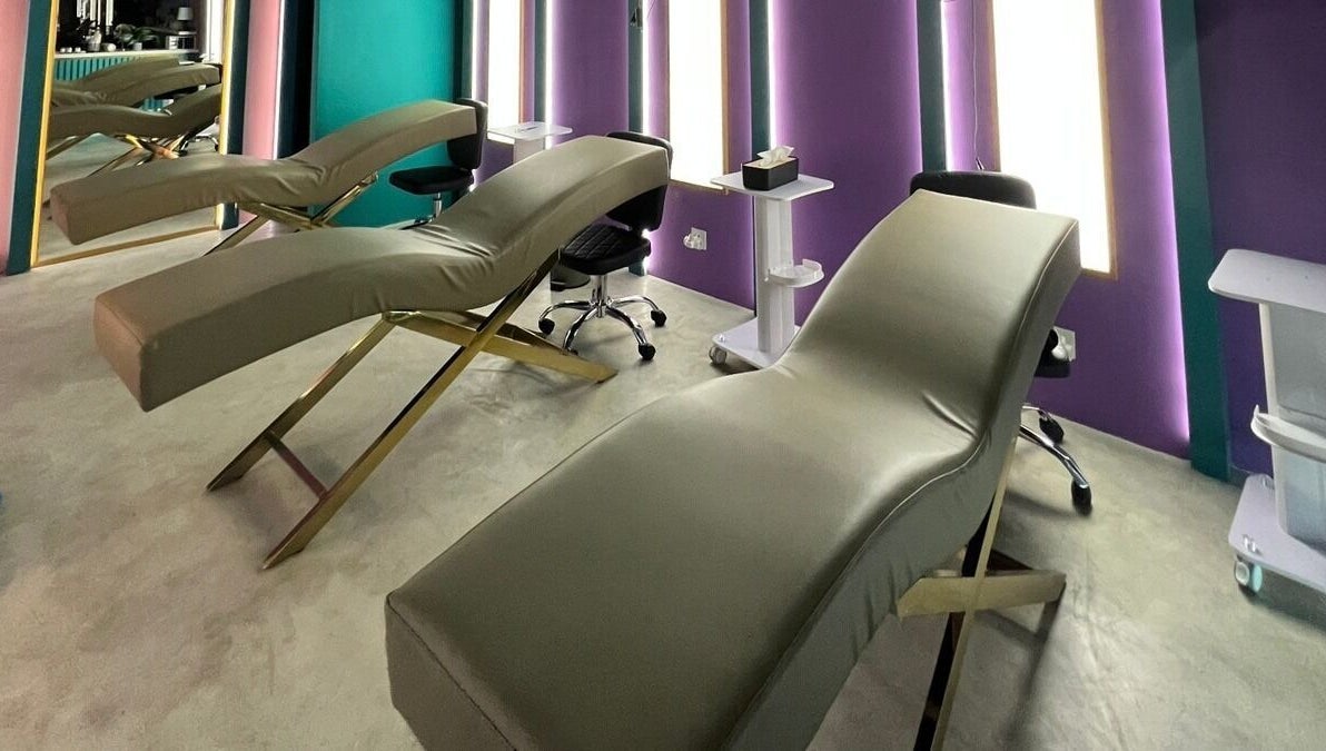 Chic interior of the relaxation room at Southeast Studio Bali, Bali, ID with modern massage tables and jazzy lighting.